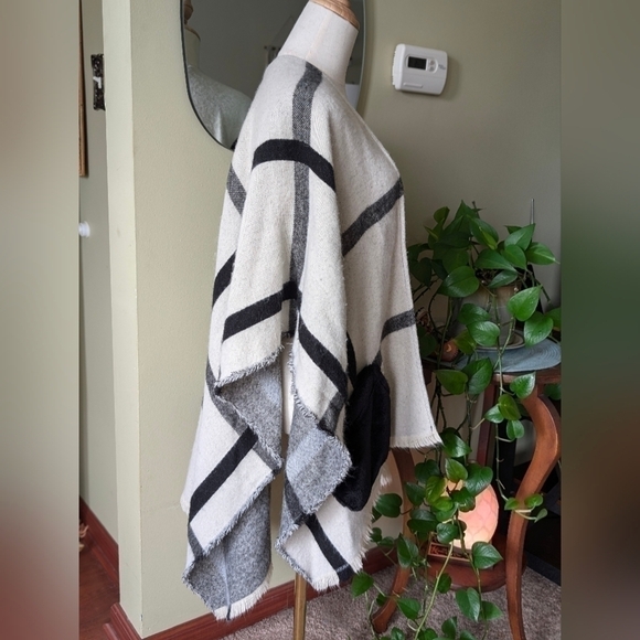 Marcus Adler Black & Cream Plaid Poncho Wrap Faux Fur OS - Picture 8 of 11